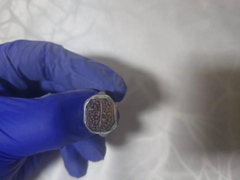 Polisin durdurduğu araçta çok sayıda sikke ve tarihi eser ele geçirildi (Fotoğraflı) Ferit Savaş HATAY (İHA) - Hatay’da polis ekipleri tarafından uygulama noktasında durdurulan araçta çok sayıda sikke ve tarihi eser ele geçirildi. Hatay Emniyet Müdürlüğü görevlilerince tarihi eser kaçakçılarına yönelik operasyonlar aralıksız sürüyor. Yapılan çalışmalar kapsamında İskenderun’da uygulama noktasında durdurulan araçta yapılan aramada; 307 adet Roma, Bizans, Helenistik ve Osmanlı Döneminde ait olduğu değerlendirilen sikke, 3 adet helenistik döneme ait İskender sikkesi, 8 adet yüzük ve 28 adet metal obje ele geçirildi. Olayla ilgili olarak araçta bulunan 2 şahsa 2863 Sayılı Kanuna Muhalefetten işlem yapıldı.