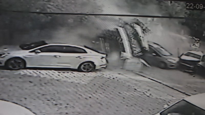 Freni patlayan hafriyat kamyonunun araçları kağıt gibi ezdiği anlara ait görüntü feci kazanın büyüklüğünü gözler önüne serdi