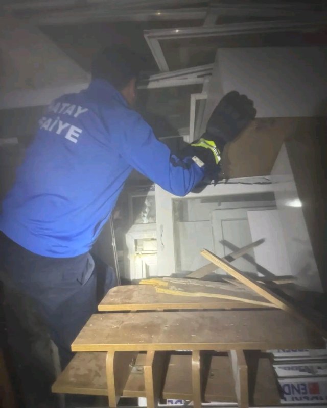 Yayladağı'nda mahsur kalan kediyi itfaiye kurtardı