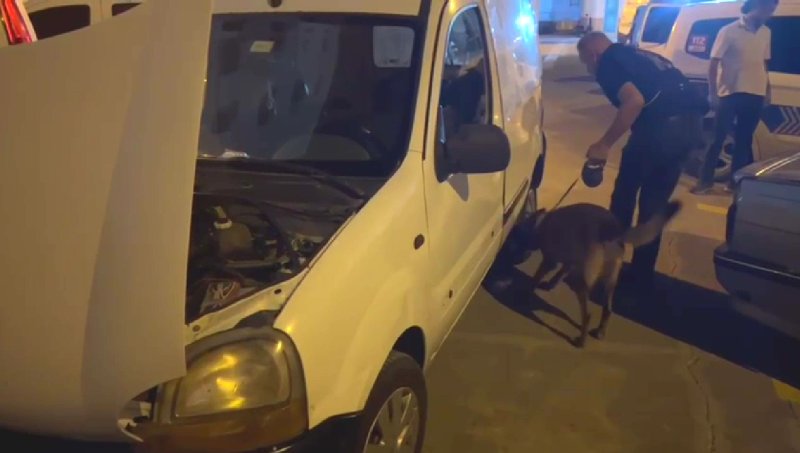 Durdurulan otomobilde 5 kilogram skunk uyuşturucu ele geçirildi