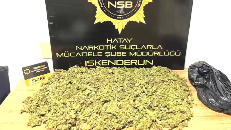 Durdurulan otomobilde 5 kilogram skunk uyuşturucu ele geçirildi