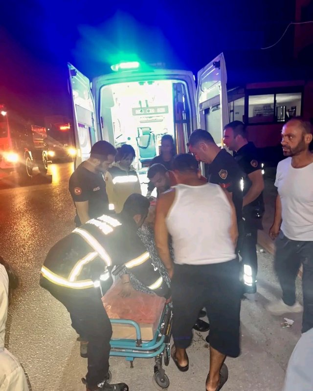 Antakya'da yanan evde mahsur kalan vatandaşı itfaiye kurtardı