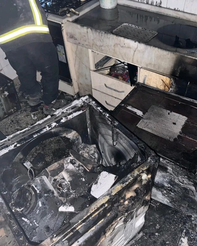 Antakya'da yanan evde mahsur kalan vatandaşı itfaiye kurtardı