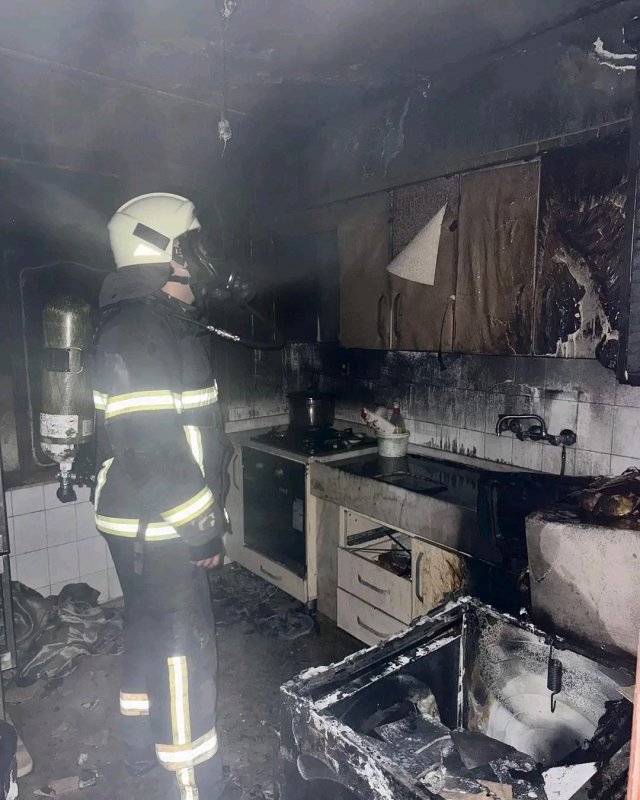 Antakya'da yanan evde mahsur kalan vatandaşı itfaiye kurtardı