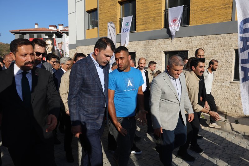 Bakan Kurum: "Konut teslim sayımız 101 bin 254'e ulaşmıştır” (Fotoğraflı) Ramazan İlın HATAY (İHA) - Hatay'da temaslarda bulunan Çevre, Şehircilik ve İklim Değişikliği Bakanı Murat Kurum, yıl sonuna kadar 200 bin konutun anahtarını teslim etmeyi planladıklarını belirterek, deprem bölgesinde 322 bin konutun ihalesinin yapıldığını söyledi. Çevre, Şehircilik ve İklim Değişikliği Bakanı Murat Kurum, çeşitli temaslarda ve incelemelerde bulunmak üzere Hatay'a geldi. Bakan Kurum, Antakya ilçesi Gülderen Mahallesi'ne TOKİ tarafından inşa edilen afet konutlarında incelemelerde bulundu. Bakan Kurum, incelemelerinin ardından açıklamalarda bulundu. Deprem bölgesinde 322 bin konutun ihalesinin yapıldığını vurgulayan Bakan Kurum, "Şehirlerimizi yeniden ayağa kaldırmak, bölgedeki istihdamı, üretimi yeniden canlandırmak için 11 ilimizde kararlı adımlarımızı atmaya devam ediyoruz. Şu an 11 ilde 174 ayrı alanda ve 4 bin 333 köyümüzde ve bu şantiyelerde çalışan 153 bin işçi, emekçi kardeşimizle birlikte bu mücadeleyi canla başla veriyoruz. Şu anda tüm bölgede ihalesi tamamlanan konut sayımız 322 bine ulaşmıştır. Söz verdiğimiz gibi eylül ayı içinde 100 bininci konutumuzun anahtarlarını vatandaşlarımıza teslim ettik ve bu mutluluğu hep birlikte yaşadık. Hamdolsun konut teslim sayımız 101 bin 254'e ulaşmıştır. İnşallah daha önce de ifade ettiğimiz gibi yıl sonuna kadar 200 bin, 2025 sonuna geldiğimizde de 452 bin konut ve iş yerimizi 11 ilimizde vatandaşlarımıza teslim edeceğiz. 2025 yılı bitmeden, yeni ve güvenli evine girmeyen hiçbir vatandaşımız, kardeşimiz inşallah kalmayacak. 11 ilimiz sanayisi, turizmi ve kültürüyle yeniden ayağa kalkana kadar da tüm ekibimizle bölgeden ayrılmayacağız. Elimiz, gönlümüz her zaman deprem bölgesinde olacak" dedi.