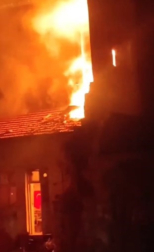 Antakya'da metruk bina alevlere teslim oldu