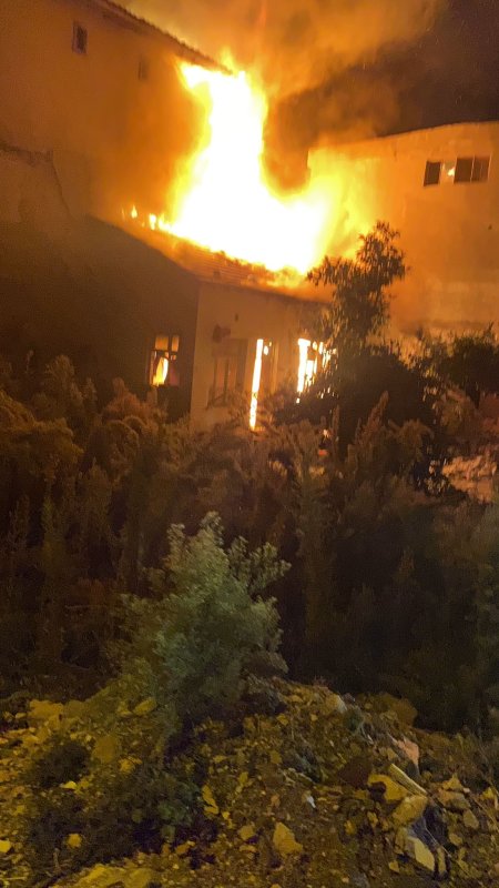 Antakya'da metruk bina alevlere teslim oldu