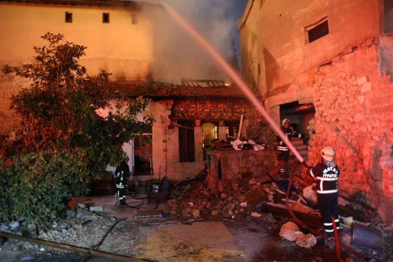 Antakya'da metruk bina alevlere teslim oldu