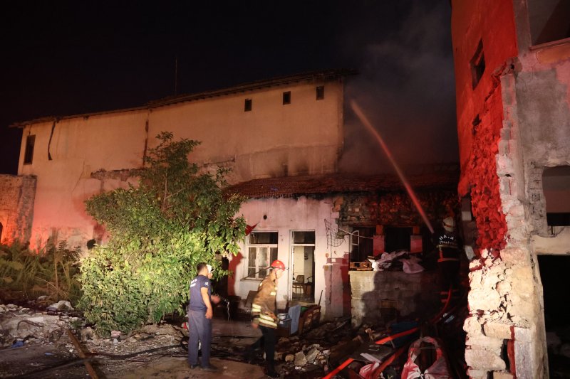 Antakya'da metruk bina alevlere teslim oldu
