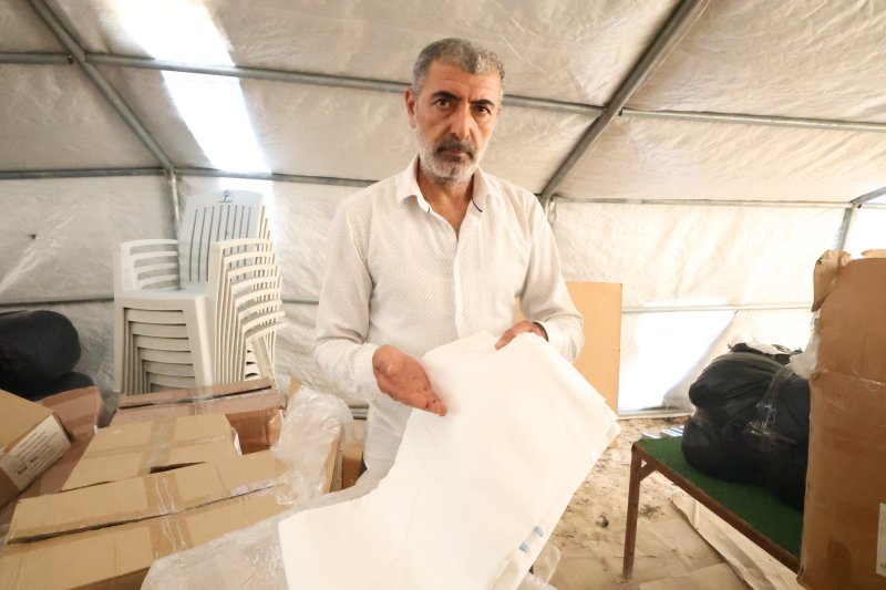 Sosyal medyada endişeye sebep olan çipler için gerçek kısa sürede ortaya çıktı - Vatandaş Mehmet Pehlivan: “Sayıyı tespit etme amaçlı kullanılan bir çip, vatandaşlarda bizi dinliyorlar endişesine neden oldu” (Fotoğraflı) Ramazan İlın HATAY (İHA) - Hatay'da yurt dışından gelen ve afetzede vatandaşlara dağıtılan nevresim takımlarında görülen çip, vatandaşlarda tedirginliğe neden oldu. Kendilerinin takip edildiklerini ve dinlendiklerini sanan vatandaşlara yetkililer, çiplerin tekstil sektöründe ürün sayısını tespit etmek için kullanılan çip olduğunu söyledi. Kahramanmaraş merkezli depremlerde en çok yıkıma uğrayan Hatay'a çeşitli ülkelerden yardım ve destek vermeye devam ediyorlar. Depremin vurduğu kentte afetzede vatandaşlara yurt dışından gelen; yorgan, yastık ve nevresim dağıtıldı. Vatandaşlar, nevresim takımlarının içerisinden çıkan çipler karşısında ise şaşkınlık yaşadılar. Dinlendiklerini ve takip edildiklerini düşünen vatandaşların bu düşünceleri kısa sürede sosyal medyada paniğe neden oldu. Durum üzerine yetkililerden konuyla ilgili içleri ferahlatan açıklama geldi. Depremzede vatandaşların takip cihazı olabileceğini düşündükleri çiplerin, aslında RFID (Radio Frequency Identification) teknolojisine sahip sayım barkotları olduğu ortaya çıktı. Nevresim takımlarında çıkan çiplerin radyo frekanslarını kullanarak nesnelerin otomatik sayılmasını sağlayan çipler olduğu anlaşıldı. Bu barkotların kesinlikle bir takip cihazı olmadığını vurgulayan yetkililer, üretilen oda malzemelerinin bu sistem sayesinde tek bir tuşla sayılmasına yarayan bir teknoloji olduğunu belirtti. “Sayıyı tespit etme amaçlı kullanılan bir çip, vatandaşlar arasında bizi dinliyorlar endişesine neden oldu” Tekstil sektöründe sayım için kullanılan çiplerin vatandaşlar arasında endişe oluşturduğunu ifade eden Mehmet Pehlivan, “Yurt dışından gelen nevresim takımları depremzedelere dağıtılmak için mahalle muhtarlıklarına teslim edilmişti. Tekstil ürünlerinde sayısını tespit edebilmek için kullanılan küçük çipleri gören vatandaş tedirgin oldu. Güncel hayatımızda dünyada gelişen bazı olaylar yüzünden insanlar da kendi içinde bu tarz kurgular üretiyor. Tekstilde kullanılan bir çiptir. Milyonlarca adet üretiliyor. Bir tekstilci olarak anında bantlardan geçerken bilgisayar üzerinden sayı tespit etme amaçlı kullanılan bir teknolojidir. Vatandaşlar, bizi uçuracaklar veya bizi dinliyorlar endişesine kapıldı. Bunlar bir kurgudur ama bunlar insanların endişelerinden ve korkularından dolayı akıllarına gelen ilk şeydi. Bu çiplerde bir sıkıntı veya problem yok” ifadelerini kullandı.