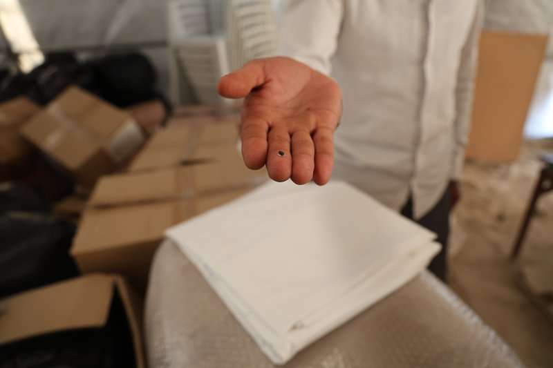 Sosyal medyada endişeye sebep olan çipler için gerçek kısa sürede ortaya çıktı - Vatandaş Mehmet Pehlivan: “Sayıyı tespit etme amaçlı kullanılan bir çip, vatandaşlarda bizi dinliyorlar endişesine neden oldu” (Fotoğraflı) Ramazan İlın HATAY (İHA) - Hatay'da yurt dışından gelen ve afetzede vatandaşlara dağıtılan nevresim takımlarında görülen çip, vatandaşlarda tedirginliğe neden oldu. Kendilerinin takip edildiklerini ve dinlendiklerini sanan vatandaşlara yetkililer, çiplerin tekstil sektöründe ürün sayısını tespit etmek için kullanılan çip olduğunu söyledi. Kahramanmaraş merkezli depremlerde en çok yıkıma uğrayan Hatay'a çeşitli ülkelerden yardım ve destek vermeye devam ediyorlar. Depremin vurduğu kentte afetzede vatandaşlara yurt dışından gelen; yorgan, yastık ve nevresim dağıtıldı. Vatandaşlar, nevresim takımlarının içerisinden çıkan çipler karşısında ise şaşkınlık yaşadılar. Dinlendiklerini ve takip edildiklerini düşünen vatandaşların bu düşünceleri kısa sürede sosyal medyada paniğe neden oldu. Durum üzerine yetkililerden konuyla ilgili içleri ferahlatan açıklama geldi. Depremzede vatandaşların takip cihazı olabileceğini düşündükleri çiplerin, aslında RFID (Radio Frequency Identification) teknolojisine sahip sayım barkotları olduğu ortaya çıktı. Nevresim takımlarında çıkan çiplerin radyo frekanslarını kullanarak nesnelerin otomatik sayılmasını sağlayan çipler olduğu anlaşıldı. Bu barkotların kesinlikle bir takip cihazı olmadığını vurgulayan yetkililer, üretilen oda malzemelerinin bu sistem sayesinde tek bir tuşla sayılmasına yarayan bir teknoloji olduğunu belirtti. “Sayıyı tespit etme amaçlı kullanılan bir çip, vatandaşlar arasında bizi dinliyorlar endişesine neden oldu” Tekstil sektöründe sayım için kullanılan çiplerin vatandaşlar arasında endişe oluşturduğunu ifade eden Mehmet Pehlivan, “Yurt dışından gelen nevresim takımları depremzedelere dağıtılmak için mahalle muhtarlıklarına teslim edilmişti. Tekstil ürünlerinde sayısını tespit edebilmek için kullanılan küçük çipleri gören vatandaş tedirgin oldu. Güncel hayatımızda dünyada gelişen bazı olaylar yüzünden insanlar da kendi içinde bu tarz kurgular üretiyor. Tekstilde kullanılan bir çiptir. Milyonlarca adet üretiliyor. Bir tekstilci olarak anında bantlardan geçerken bilgisayar üzerinden sayı tespit etme amaçlı kullanılan bir teknolojidir. Vatandaşlar, bizi uçuracaklar veya bizi dinliyorlar endişesine kapıldı. Bunlar bir kurgudur ama bunlar insanların endişelerinden ve korkularından dolayı akıllarına gelen ilk şeydi. Bu çiplerde bir sıkıntı veya problem yok” ifadelerini kullandı.