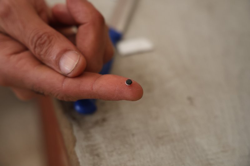 Sosyal medyada endişeye sebep olan çipler için gerçek kısa sürede ortaya çıktı - Vatandaş Mehmet Pehlivan: “Sayıyı tespit etme amaçlı kullanılan bir çip, vatandaşlarda bizi dinliyorlar endişesine neden oldu” (Fotoğraflı) Ramazan İlın HATAY (İHA) - Hatay'da yurt dışından gelen ve afetzede vatandaşlara dağıtılan nevresim takımlarında görülen çip, vatandaşlarda tedirginliğe neden oldu. Kendilerinin takip edildiklerini ve dinlendiklerini sanan vatandaşlara yetkililer, çiplerin tekstil sektöründe ürün sayısını tespit etmek için kullanılan çip olduğunu söyledi. Kahramanmaraş merkezli depremlerde en çok yıkıma uğrayan Hatay'a çeşitli ülkelerden yardım ve destek vermeye devam ediyorlar. Depremin vurduğu kentte afetzede vatandaşlara yurt dışından gelen; yorgan, yastık ve nevresim dağıtıldı. Vatandaşlar, nevresim takımlarının içerisinden çıkan çipler karşısında ise şaşkınlık yaşadılar. Dinlendiklerini ve takip edildiklerini düşünen vatandaşların bu düşünceleri kısa sürede sosyal medyada paniğe neden oldu. Durum üzerine yetkililerden konuyla ilgili içleri ferahlatan açıklama geldi. Depremzede vatandaşların takip cihazı olabileceğini düşündükleri çiplerin, aslında RFID (Radio Frequency Identification) teknolojisine sahip sayım barkotları olduğu ortaya çıktı. Nevresim takımlarında çıkan çiplerin radyo frekanslarını kullanarak nesnelerin otomatik sayılmasını sağlayan çipler olduğu anlaşıldı. Bu barkotların kesinlikle bir takip cihazı olmadığını vurgulayan yetkililer, üretilen oda malzemelerinin bu sistem sayesinde tek bir tuşla sayılmasına yarayan bir teknoloji olduğunu belirtti. “Sayıyı tespit etme amaçlı kullanılan bir çip, vatandaşlar arasında bizi dinliyorlar endişesine neden oldu” Tekstil sektöründe sayım için kullanılan çiplerin vatandaşlar arasında endişe oluşturduğunu ifade eden Mehmet Pehlivan, “Yurt dışından gelen nevresim takımları depremzedelere dağıtılmak için mahalle muhtarlıklarına teslim edilmişti. Tekstil ürünlerinde sayısını tespit edebilmek için kullanılan küçük çipleri gören vatandaş tedirgin oldu. Güncel hayatımızda dünyada gelişen bazı olaylar yüzünden insanlar da kendi içinde bu tarz kurgular üretiyor. Tekstilde kullanılan bir çiptir. Milyonlarca adet üretiliyor. Bir tekstilci olarak anında bantlardan geçerken bilgisayar üzerinden sayı tespit etme amaçlı kullanılan bir teknolojidir. Vatandaşlar, bizi uçuracaklar veya bizi dinliyorlar endişesine kapıldı. Bunlar bir kurgudur ama bunlar insanların endişelerinden ve korkularından dolayı akıllarına gelen ilk şeydi. Bu çiplerde bir sıkıntı veya problem yok” ifadelerini kullandı.