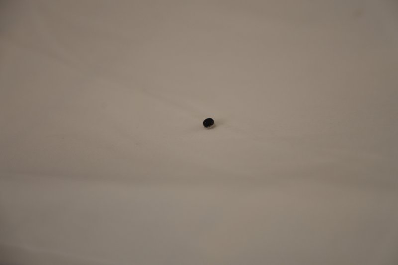 Sosyal medyada endişeye sebep olan çipler için gerçek kısa sürede ortaya çıktı - Vatandaş Mehmet Pehlivan: “Sayıyı tespit etme amaçlı kullanılan bir çip, vatandaşlarda bizi dinliyorlar endişesine neden oldu” (Fotoğraflı) Ramazan İlın HATAY (İHA) - Hatay'da yurt dışından gelen ve afetzede vatandaşlara dağıtılan nevresim takımlarında görülen çip, vatandaşlarda tedirginliğe neden oldu. Kendilerinin takip edildiklerini ve dinlendiklerini sanan vatandaşlara yetkililer, çiplerin tekstil sektöründe ürün sayısını tespit etmek için kullanılan çip olduğunu söyledi. Kahramanmaraş merkezli depremlerde en çok yıkıma uğrayan Hatay'a çeşitli ülkelerden yardım ve destek vermeye devam ediyorlar. Depremin vurduğu kentte afetzede vatandaşlara yurt dışından gelen; yorgan, yastık ve nevresim dağıtıldı. Vatandaşlar, nevresim takımlarının içerisinden çıkan çipler karşısında ise şaşkınlık yaşadılar. Dinlendiklerini ve takip edildiklerini düşünen vatandaşların bu düşünceleri kısa sürede sosyal medyada paniğe neden oldu. Durum üzerine yetkililerden konuyla ilgili içleri ferahlatan açıklama geldi. Depremzede vatandaşların takip cihazı olabileceğini düşündükleri çiplerin, aslında RFID (Radio Frequency Identification) teknolojisine sahip sayım barkotları olduğu ortaya çıktı. Nevresim takımlarında çıkan çiplerin radyo frekanslarını kullanarak nesnelerin otomatik sayılmasını sağlayan çipler olduğu anlaşıldı. Bu barkotların kesinlikle bir takip cihazı olmadığını vurgulayan yetkililer, üretilen oda malzemelerinin bu sistem sayesinde tek bir tuşla sayılmasına yarayan bir teknoloji olduğunu belirtti. “Sayıyı tespit etme amaçlı kullanılan bir çip, vatandaşlar arasında bizi dinliyorlar endişesine neden oldu” Tekstil sektöründe sayım için kullanılan çiplerin vatandaşlar arasında endişe oluşturduğunu ifade eden Mehmet Pehlivan, “Yurt dışından gelen nevresim takımları depremzedelere dağıtılmak için mahalle muhtarlıklarına teslim edilmişti. Tekstil ürünlerinde sayısını tespit edebilmek için kullanılan küçük çipleri gören vatandaş tedirgin oldu. Güncel hayatımızda dünyada gelişen bazı olaylar yüzünden insanlar da kendi içinde bu tarz kurgular üretiyor. Tekstilde kullanılan bir çiptir. Milyonlarca adet üretiliyor. Bir tekstilci olarak anında bantlardan geçerken bilgisayar üzerinden sayı tespit etme amaçlı kullanılan bir teknolojidir. Vatandaşlar, bizi uçuracaklar veya bizi dinliyorlar endişesine kapıldı. Bunlar bir kurgudur ama bunlar insanların endişelerinden ve korkularından dolayı akıllarına gelen ilk şeydi. Bu çiplerde bir sıkıntı veya problem yok” ifadelerini kullandı.