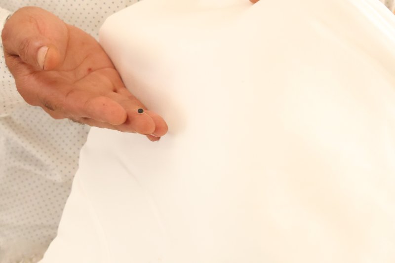 Sosyal medyada endişeye sebep olan çipler için gerçek kısa sürede ortaya çıktı - Vatandaş Mehmet Pehlivan: “Sayıyı tespit etme amaçlı kullanılan bir çip, vatandaşlarda bizi dinliyorlar endişesine neden oldu” (Fotoğraflı) Ramazan İlın HATAY (İHA) - Hatay'da yurt dışından gelen ve afetzede vatandaşlara dağıtılan nevresim takımlarında görülen çip, vatandaşlarda tedirginliğe neden oldu. Kendilerinin takip edildiklerini ve dinlendiklerini sanan vatandaşlara yetkililer, çiplerin tekstil sektöründe ürün sayısını tespit etmek için kullanılan çip olduğunu söyledi. Kahramanmaraş merkezli depremlerde en çok yıkıma uğrayan Hatay'a çeşitli ülkelerden yardım ve destek vermeye devam ediyorlar. Depremin vurduğu kentte afetzede vatandaşlara yurt dışından gelen; yorgan, yastık ve nevresim dağıtıldı. Vatandaşlar, nevresim takımlarının içerisinden çıkan çipler karşısında ise şaşkınlık yaşadılar. Dinlendiklerini ve takip edildiklerini düşünen vatandaşların bu düşünceleri kısa sürede sosyal medyada paniğe neden oldu. Durum üzerine yetkililerden konuyla ilgili içleri ferahlatan açıklama geldi. Depremzede vatandaşların takip cihazı olabileceğini düşündükleri çiplerin, aslında RFID (Radio Frequency Identification) teknolojisine sahip sayım barkotları olduğu ortaya çıktı. Nevresim takımlarında çıkan çiplerin radyo frekanslarını kullanarak nesnelerin otomatik sayılmasını sağlayan çipler olduğu anlaşıldı. Bu barkotların kesinlikle bir takip cihazı olmadığını vurgulayan yetkililer, üretilen oda malzemelerinin bu sistem sayesinde tek bir tuşla sayılmasına yarayan bir teknoloji olduğunu belirtti. “Sayıyı tespit etme amaçlı kullanılan bir çip, vatandaşlar arasında bizi dinliyorlar endişesine neden oldu” Tekstil sektöründe sayım için kullanılan çiplerin vatandaşlar arasında endişe oluşturduğunu ifade eden Mehmet Pehlivan, “Yurt dışından gelen nevresim takımları depremzedelere dağıtılmak için mahalle muhtarlıklarına teslim edilmişti. Tekstil ürünlerinde sayısını tespit edebilmek için kullanılan küçük çipleri gören vatandaş tedirgin oldu. Güncel hayatımızda dünyada gelişen bazı olaylar yüzünden insanlar da kendi içinde bu tarz kurgular üretiyor. Tekstilde kullanılan bir çiptir. Milyonlarca adet üretiliyor. Bir tekstilci olarak anında bantlardan geçerken bilgisayar üzerinden sayı tespit etme amaçlı kullanılan bir teknolojidir. Vatandaşlar, bizi uçuracaklar veya bizi dinliyorlar endişesine kapıldı. Bunlar bir kurgudur ama bunlar insanların endişelerinden ve korkularından dolayı akıllarına gelen ilk şeydi. Bu çiplerde bir sıkıntı veya problem yok” ifadelerini kullandı.