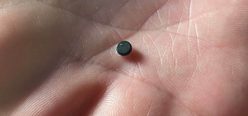 Sosyal medyada endişeye sebep olan çipler için gerçek kısa sürede ortaya çıktı - Vatandaş Mehmet Pehlivan: “Sayıyı tespit etme amaçlı kullanılan bir çip, vatandaşlarda bizi dinliyorlar endişesine neden oldu” (Fotoğraflı) Ramazan İlın HATAY (İHA) - Hatay'da yurt dışından gelen ve afetzede vatandaşlara dağıtılan nevresim takımlarında görülen çip, vatandaşlarda tedirginliğe neden oldu. Kendilerinin takip edildiklerini ve dinlendiklerini sanan vatandaşlara yetkililer, çiplerin tekstil sektöründe ürün sayısını tespit etmek için kullanılan çip olduğunu söyledi. Kahramanmaraş merkezli depremlerde en çok yıkıma uğrayan Hatay'a çeşitli ülkelerden yardım ve destek vermeye devam ediyorlar. Depremin vurduğu kentte afetzede vatandaşlara yurt dışından gelen; yorgan, yastık ve nevresim dağıtıldı. Vatandaşlar, nevresim takımlarının içerisinden çıkan çipler karşısında ise şaşkınlık yaşadılar. Dinlendiklerini ve takip edildiklerini düşünen vatandaşların bu düşünceleri kısa sürede sosyal medyada paniğe neden oldu. Durum üzerine yetkililerden konuyla ilgili içleri ferahlatan açıklama geldi. Depremzede vatandaşların takip cihazı olabileceğini düşündükleri çiplerin, aslında RFID (Radio Frequency Identification) teknolojisine sahip sayım barkotları olduğu ortaya çıktı. Nevresim takımlarında çıkan çiplerin radyo frekanslarını kullanarak nesnelerin otomatik sayılmasını sağlayan çipler olduğu anlaşıldı. Bu barkotların kesinlikle bir takip cihazı olmadığını vurgulayan yetkililer, üretilen oda malzemelerinin bu sistem sayesinde tek bir tuşla sayılmasına yarayan bir teknoloji olduğunu belirtti. “Sayıyı tespit etme amaçlı kullanılan bir çip, vatandaşlar arasında bizi dinliyorlar endişesine neden oldu” Tekstil sektöründe sayım için kullanılan çiplerin vatandaşlar arasında endişe oluşturduğunu ifade eden Mehmet Pehlivan, “Yurt dışından gelen nevresim takımları depremzedelere dağıtılmak için mahalle muhtarlıklarına teslim edilmişti. Tekstil ürünlerinde sayısını tespit edebilmek için kullanılan küçük çipleri gören vatandaş tedirgin oldu. Güncel hayatımızda dünyada gelişen bazı olaylar yüzünden insanlar da kendi içinde bu tarz kurgular üretiyor. Tekstilde kullanılan bir çiptir. Milyonlarca adet üretiliyor. Bir tekstilci olarak anında bantlardan geçerken bilgisayar üzerinden sayı tespit etme amaçlı kullanılan bir teknolojidir. Vatandaşlar, bizi uçuracaklar veya bizi dinliyorlar endişesine kapıldı. Bunlar bir kurgudur ama bunlar insanların endişelerinden ve korkularından dolayı akıllarına gelen ilk şeydi. Bu çiplerde bir sıkıntı veya problem yok” ifadelerini kullandı.