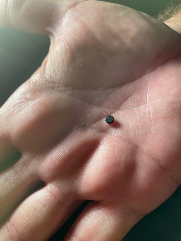 Sosyal medyada endişeye sebep olan çipler için gerçek kısa sürede ortaya çıktı - Vatandaş Mehmet Pehlivan: “Sayıyı tespit etme amaçlı kullanılan bir çip, vatandaşlarda bizi dinliyorlar endişesine neden oldu” (Fotoğraflı) Ramazan İlın HATAY (İHA) - Hatay'da yurt dışından gelen ve afetzede vatandaşlara dağıtılan nevresim takımlarında görülen çip, vatandaşlarda tedirginliğe neden oldu. Kendilerinin takip edildiklerini ve dinlendiklerini sanan vatandaşlara yetkililer, çiplerin tekstil sektöründe ürün sayısını tespit etmek için kullanılan çip olduğunu söyledi. Kahramanmaraş merkezli depremlerde en çok yıkıma uğrayan Hatay'a çeşitli ülkelerden yardım ve destek vermeye devam ediyorlar. Depremin vurduğu kentte afetzede vatandaşlara yurt dışından gelen; yorgan, yastık ve nevresim dağıtıldı. Vatandaşlar, nevresim takımlarının içerisinden çıkan çipler karşısında ise şaşkınlık yaşadılar. Dinlendiklerini ve takip edildiklerini düşünen vatandaşların bu düşünceleri kısa sürede sosyal medyada paniğe neden oldu. Durum üzerine yetkililerden konuyla ilgili içleri ferahlatan açıklama geldi. Depremzede vatandaşların takip cihazı olabileceğini düşündükleri çiplerin, aslında RFID (Radio Frequency Identification) teknolojisine sahip sayım barkotları olduğu ortaya çıktı. Nevresim takımlarında çıkan çiplerin radyo frekanslarını kullanarak nesnelerin otomatik sayılmasını sağlayan çipler olduğu anlaşıldı. Bu barkotların kesinlikle bir takip cihazı olmadığını vurgulayan yetkililer, üretilen oda malzemelerinin bu sistem sayesinde tek bir tuşla sayılmasına yarayan bir teknoloji olduğunu belirtti. “Sayıyı tespit etme amaçlı kullanılan bir çip, vatandaşlar arasında bizi dinliyorlar endişesine neden oldu” Tekstil sektöründe sayım için kullanılan çiplerin vatandaşlar arasında endişe oluşturduğunu ifade eden Mehmet Pehlivan, “Yurt dışından gelen nevresim takımları depremzedelere dağıtılmak için mahalle muhtarlıklarına teslim edilmişti. Tekstil ürünlerinde sayısını tespit edebilmek için kullanılan küçük çipleri gören vatandaş tedirgin oldu. Güncel hayatımızda dünyada gelişen bazı olaylar yüzünden insanlar da kendi içinde bu tarz kurgular üretiyor. Tekstilde kullanılan bir çiptir. Milyonlarca adet üretiliyor. Bir tekstilci olarak anında bantlardan geçerken bilgisayar üzerinden sayı tespit etme amaçlı kullanılan bir teknolojidir. Vatandaşlar, bizi uçuracaklar veya bizi dinliyorlar endişesine kapıldı. Bunlar bir kurgudur ama bunlar insanların endişelerinden ve korkularından dolayı akıllarına gelen ilk şeydi. Bu çiplerde bir sıkıntı veya problem yok” ifadelerini kullandı.