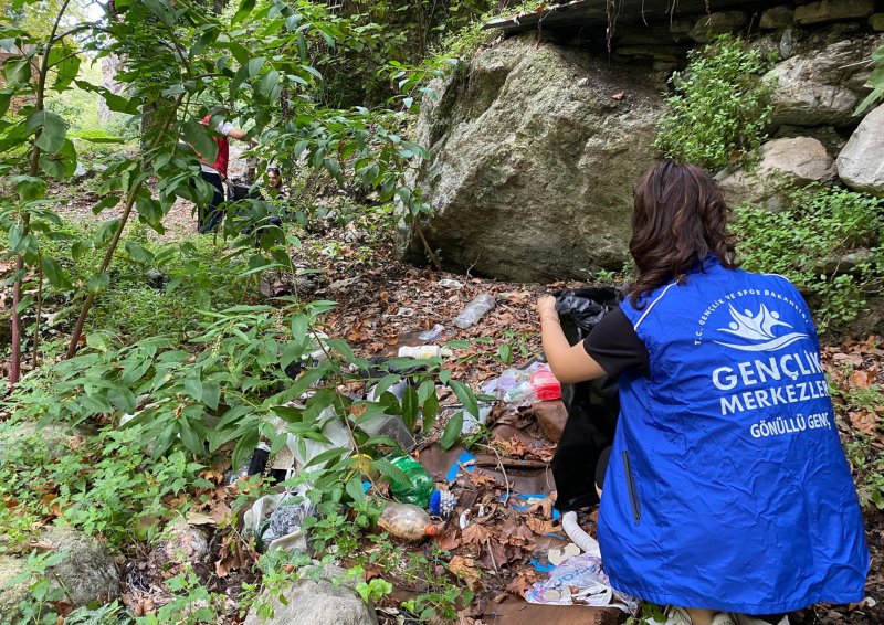 Gençlik merkezi gönüllülerinden çevre temizliği