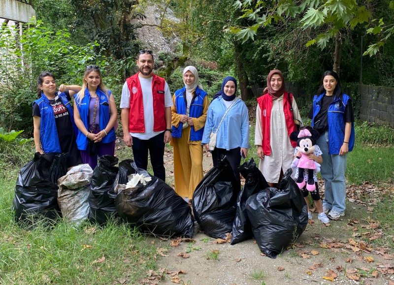 Gençlik merkezi gönüllülerinden çevre temizliği