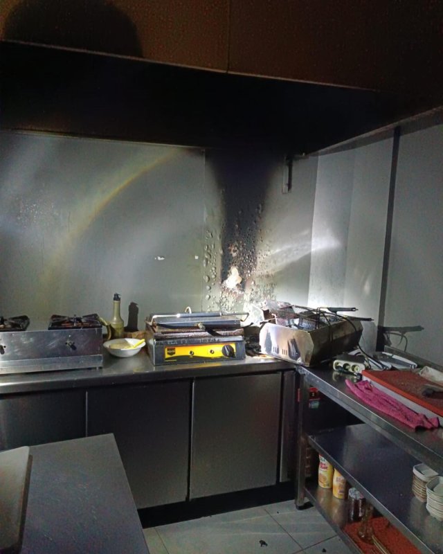 Fırının fritözünde başlayan yangın iş yerine zarar verdi