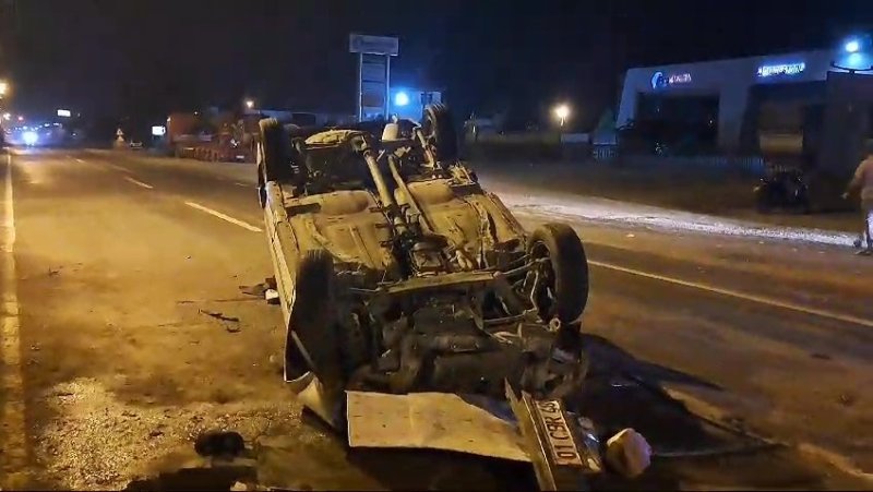 Takla atan otomobil hurdaya döndü: Sürücü yaralandı (Fotoğraflı) HATAY (İHA) - Hatay'ın Dörtyol ilçesinde takla atan Tofaş otomobilin sürücüsü yaralandı. Edinilen bilgilere göre kaza, Dörtyol ilçesi Yeşilköy Mahallesi mevkiinde yaşandı. Sürücüsünün direksiyon hakimiyetini kaybettiği 01 CBR 48 plakalı Fiat TOFAŞ marka otomobil, refüje çarparak takla attı. Ters dönerek duran ve hurdaya dönen otomobili gören vatandaşlar durumu 112'ye bildirdi. Yaralı sürücü, olay yerine gelen sağlık ekiplerince yapılan ilk müdahalenin ardından Dörtyol Devlet Hastanesi’ne kaldırıldı. Kazayla ilgili inceleme başlatıldı.