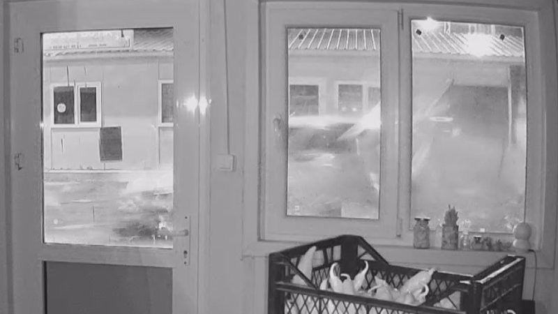 Otomobil, prefabrik iş yerinin içinden geçerek başka iş yerine çarptı: O anlar kamerada