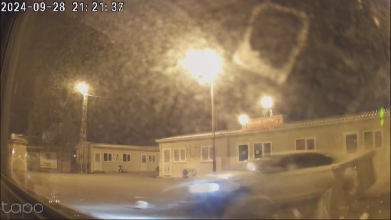 Otomobil, prefabrik iş yerinin içinden geçerek başka iş yerine çarptı: O anlar kamerada