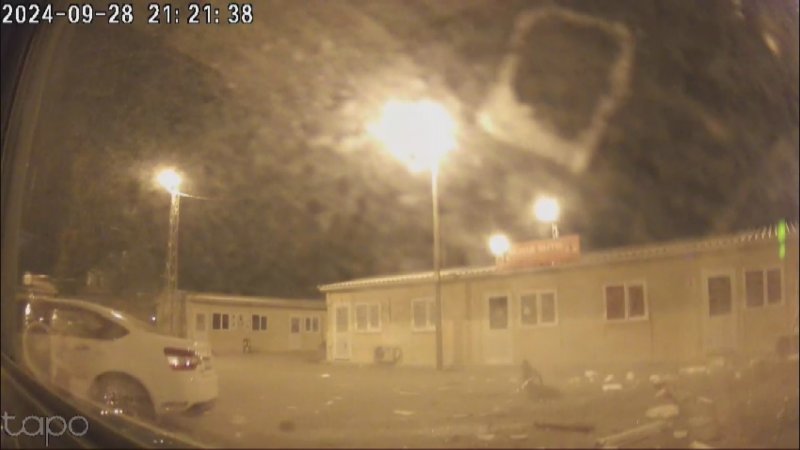 Otomobil, prefabrik iş yerinin içinden geçerek başka iş yerine çarptı: O anlar kamerada