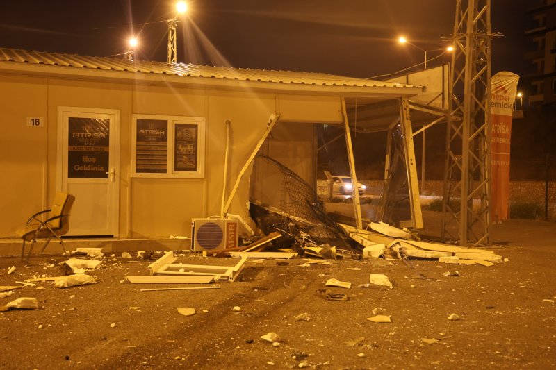 Otomobil, prefabrik iş yerinin içinden geçerek başka iş yerine çarptı: O anlar kamerada