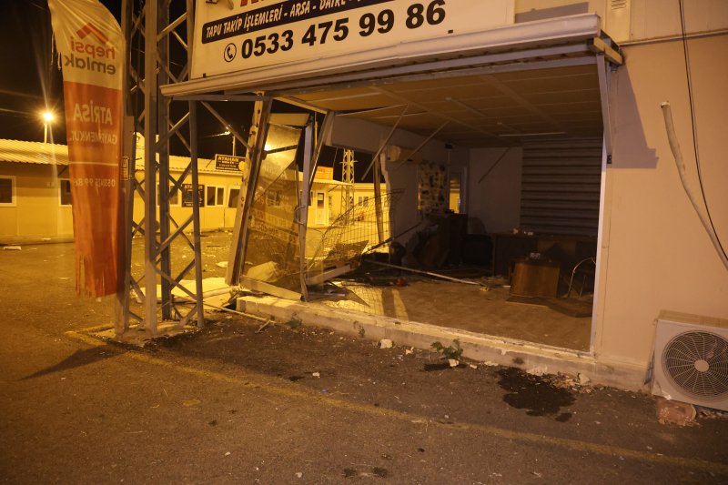 Otomobil, prefabrik iş yerinin içinden geçerek başka iş yerine çarptı: O anlar kamerada