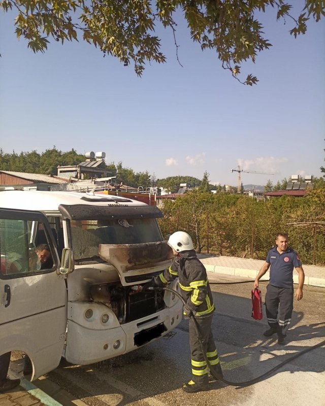 Minibüsün motor kısmındaki yangın büyümeden söndürüldü