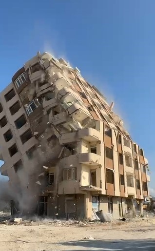 8 katlı bina iş makinesinin darbesiyle kağıt gibi yerle bir oldu (Fotoğraflı) Merden İslah HATAY (İHA) - Hatay'ın Antakya ilçesinde 8 katlı binanın iş makinesinin darbesiyle kontrollü olarak yerle bir olduğu anlar kameraya yansıdı. Kahramanmaraş merkezli depremlerde ağır hasar alan Hatay'da mahkeme süreci sona eren binaların yıkım ve enkaz kaldırma çalışmaları aralıksız sürüyor. Antakya ilçesi Odabaşı Mahallesi'nde bulunan 8 katlı bina, iş makinesinin darbesiyle kontrollü olarak yıkıldı. Binanın yıkılma anı ise kameralara saniye saniye yansıdı. 8 katlı binanın yıkımı esnasında herhangi bir olumsuzluk yaşanmadı.