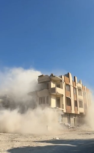 8 katlı bina iş makinesinin darbesiyle kağıt gibi yerle bir oldu (Fotoğraflı) Merden İslah HATAY (İHA) - Hatay'ın Antakya ilçesinde 8 katlı binanın iş makinesinin darbesiyle kontrollü olarak yerle bir olduğu anlar kameraya yansıdı. Kahramanmaraş merkezli depremlerde ağır hasar alan Hatay'da mahkeme süreci sona eren binaların yıkım ve enkaz kaldırma çalışmaları aralıksız sürüyor. Antakya ilçesi Odabaşı Mahallesi'nde bulunan 8 katlı bina, iş makinesinin darbesiyle kontrollü olarak yıkıldı. Binanın yıkılma anı ise kameralara saniye saniye yansıdı. 8 katlı binanın yıkımı esnasında herhangi bir olumsuzluk yaşanmadı.