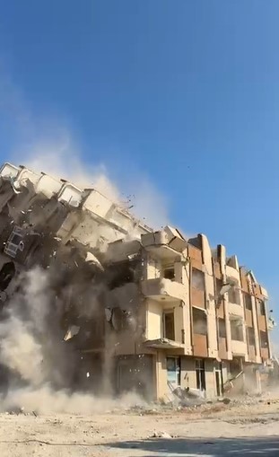 8 katlı bina iş makinesinin darbesiyle kağıt gibi yerle bir oldu (Fotoğraflı) Merden İslah HATAY (İHA) - Hatay'ın Antakya ilçesinde 8 katlı binanın iş makinesinin darbesiyle kontrollü olarak yerle bir olduğu anlar kameraya yansıdı. Kahramanmaraş merkezli depremlerde ağır hasar alan Hatay'da mahkeme süreci sona eren binaların yıkım ve enkaz kaldırma çalışmaları aralıksız sürüyor. Antakya ilçesi Odabaşı Mahallesi'nde bulunan 8 katlı bina, iş makinesinin darbesiyle kontrollü olarak yıkıldı. Binanın yıkılma anı ise kameralara saniye saniye yansıdı. 8 katlı binanın yıkımı esnasında herhangi bir olumsuzluk yaşanmadı.