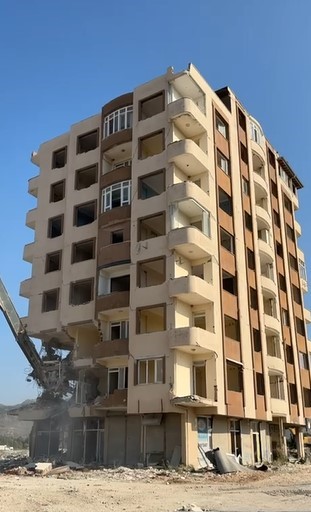 8 katlı bina iş makinesinin darbesiyle kağıt gibi yerle bir oldu (Fotoğraflı) Merden İslah HATAY (İHA) - Hatay'ın Antakya ilçesinde 8 katlı binanın iş makinesinin darbesiyle kontrollü olarak yerle bir olduğu anlar kameraya yansıdı. Kahramanmaraş merkezli depremlerde ağır hasar alan Hatay'da mahkeme süreci sona eren binaların yıkım ve enkaz kaldırma çalışmaları aralıksız sürüyor. Antakya ilçesi Odabaşı Mahallesi'nde bulunan 8 katlı bina, iş makinesinin darbesiyle kontrollü olarak yıkıldı. Binanın yıkılma anı ise kameralara saniye saniye yansıdı. 8 katlı binanın yıkımı esnasında herhangi bir olumsuzluk yaşanmadı.