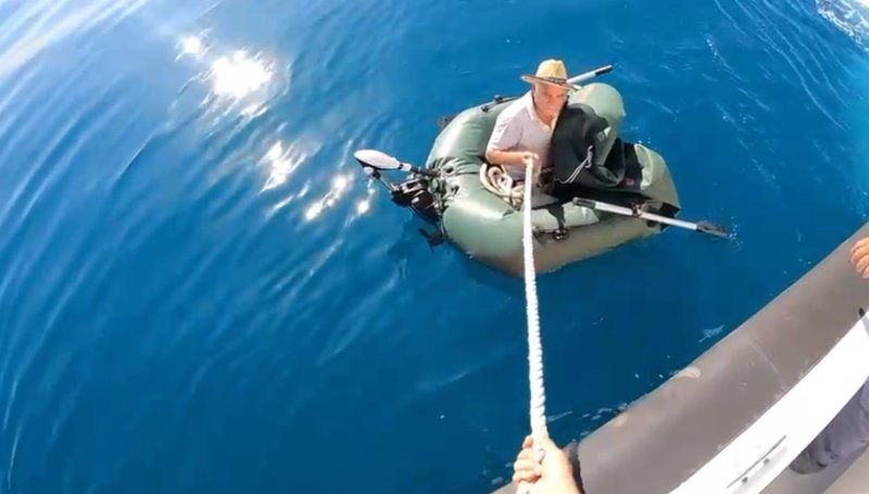 Akdeniz'de botu su alan balıkçıyı Sahil Güvenlik ekipleri kurtardı