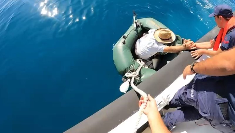 Akdeniz'de botu su alan balıkçıyı Sahil Güvenlik ekipleri kurtardı