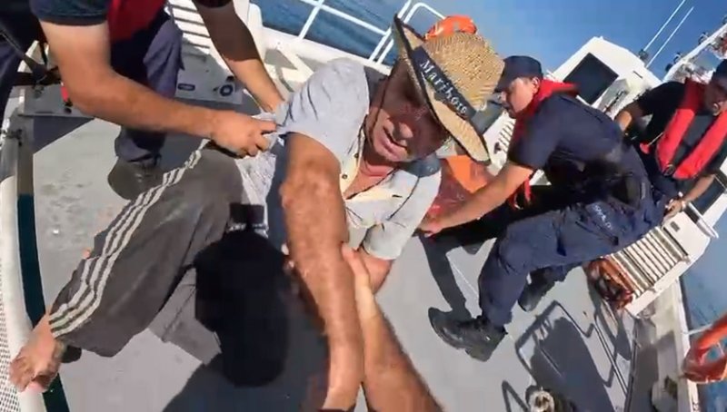 Akdeniz'de botu su alan balıkçıyı Sahil Güvenlik ekipleri kurtardı