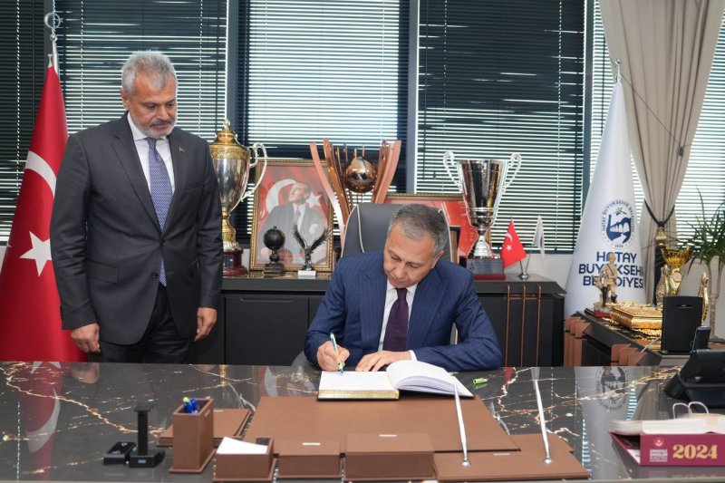 İçişleri Bakanı Ali Yerlikaya, Hatay Büyükşehir Belediye Başkanı Mehmet Öntürk