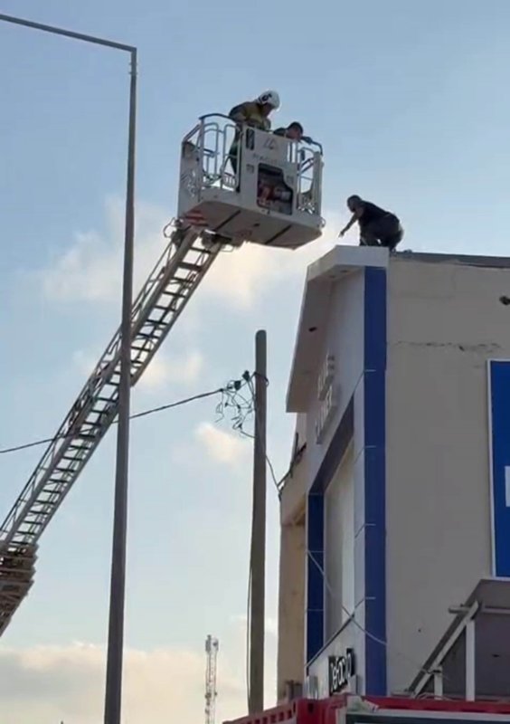 Elindeki bıçakla korku dolu anlar yaşatan şahsı ekipler ikna etti