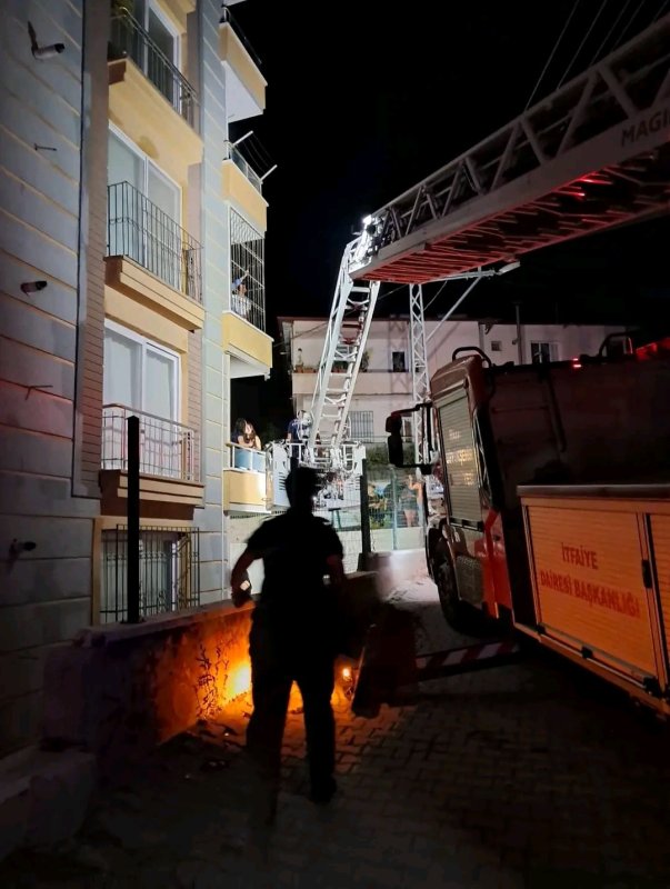 Elektrik panosundan çıkan yangında 50 vatandaşı itfaiye kurtardı