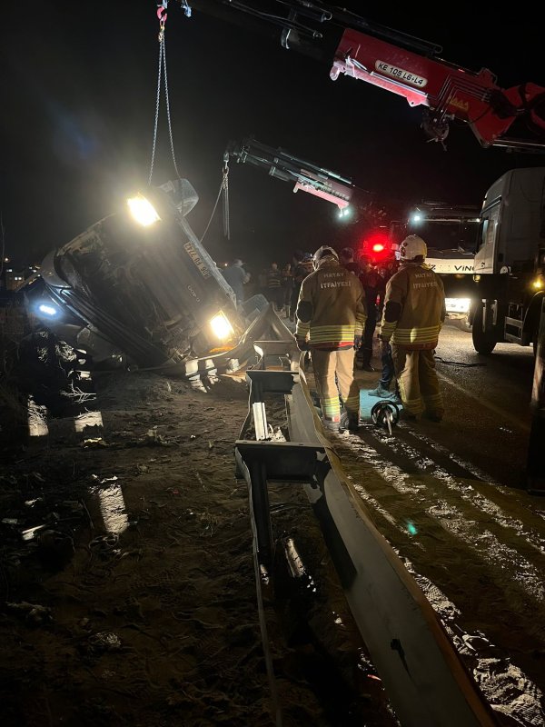 Kaza sonrası olay yerinden gittiği düşünülen şoförün cansız bedeni aracın altından çıktı