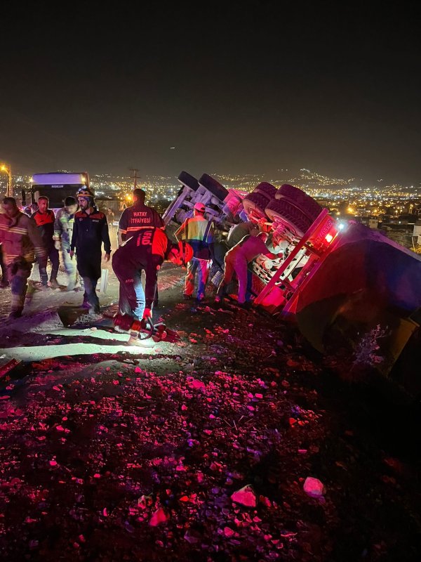 Kaza sonrası olay yerinden gittiği düşünülen şoförün cansız bedeni aracın altından çıktı
