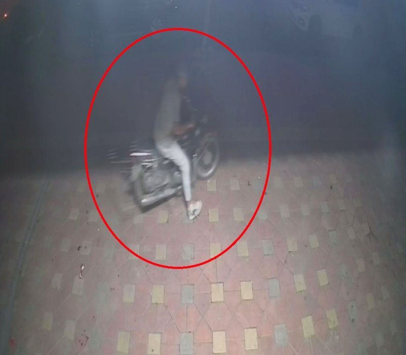 Rahatlığıyla pes dedirten hırsız, saniyeler içerisinde motosiklete kendi malı gibi binip gitti