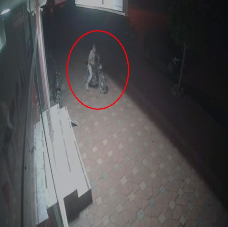Rahatlığıyla pes dedirten hırsız, saniyeler içerisinde motosiklete kendi malı gibi binip gitti