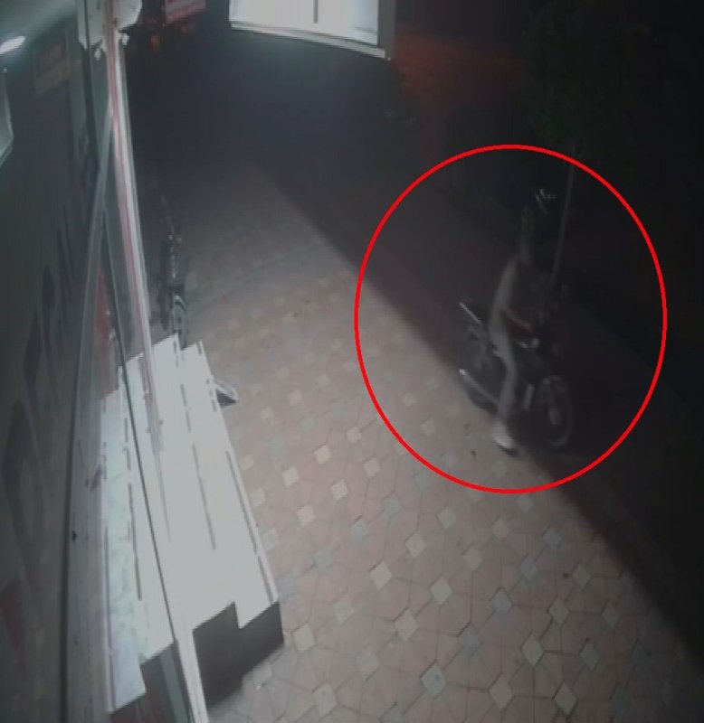 Rahatlığıyla pes dedirten hırsız, saniyeler içerisinde motosiklete kendi malı gibi binip gitti