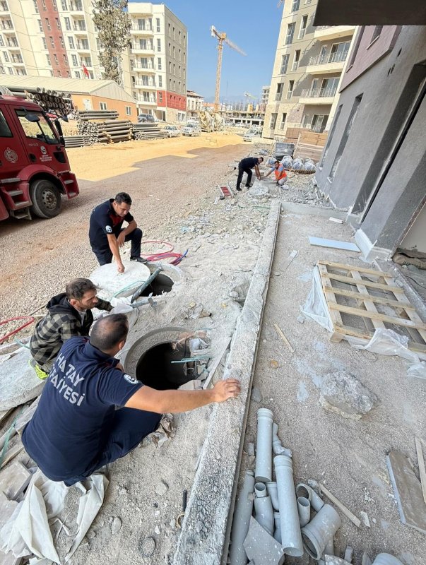 Antakya'da 5 metrelik kuyuya düşen yavru köpek kurtarıldı