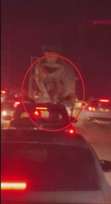 Seyir halindeyken yola beton döken mikser, vatandaşları çileden çıkarttı