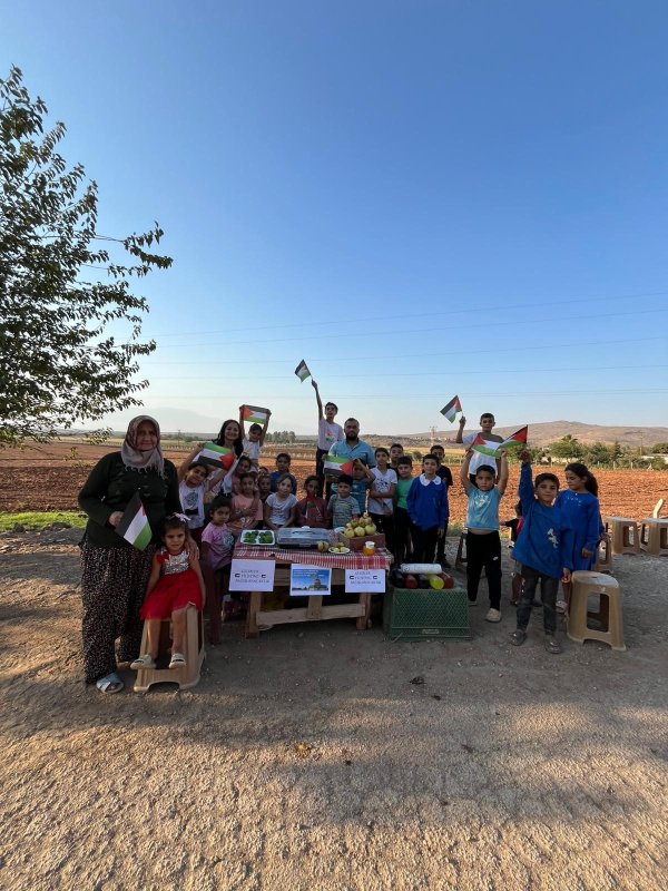 Savaşta katledilen akranları için annelerinin yaptıkları yiyecekleri satan minikler gönülleri fethettiler (Fotoğraflı) Mehmet İhsan Çakar HATAY (İHA) - Hatay’da bir grup ilkokul öğrencisi, İsrail’in saldırılarında katledilen ve zor günler geçiren Gazzeli çocuklara destek olmak için annelerinin yaptıklarını mahallede yaşayan vatandaşlara sattılar ve 4 bin TL para toplamayı başardılar. Parayı Gazze’de zulme uğrayan insanlara gönderen çocuklar, yaptıklarıyla gönülleri fethettiler. Kırıkhan ilçesi İncirli Mahallesi’nde görev yapan öğretmen Melahat Ayaz ile cami imamı Mustafa Demir, Filistin'in Gazze şehrinde zalim İsrail'in saldırılarına uğrayan insanlar için yürekleri ısıtan etkinlik düzenlendi. Mahallede yaşayan vatandaşların imece usulüyle evlerinde yaptıkları yiyecekler ve içecekler, mahalle girişine tezgah açılarak çocuklar tarafından satılmaya başladı. Mahallenin cami imamı Demir ile öğretmeni Ayaz kontrolünde, çocukların ellerinde Filistin bayraklarıyla gerçekleştirdikleri satışta 4 bin TL para toplandı. Mahallede yaşayan çocuklarla birlikte yapılan etkinlikte toplanan 4 bin TL, bir yardım kuruluşu tarafından Gazze şehrindeki çocuklara ulaşması için yola çıktı. Görev yaptıkları mahalledeki çocuklara merhameti aşılayan imam Demir ile öğretmen Melahat ve çocukları yaptıkları davranışla gönülleri fethettiler.