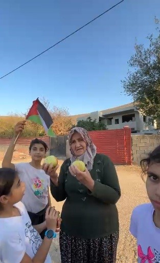 Savaşta katledilen akranları için annelerinin yaptıkları yiyecekleri satan minikler gönülleri fethettiler (Fotoğraflı) Mehmet İhsan Çakar HATAY (İHA) - Hatay’da bir grup ilkokul öğrencisi, İsrail’in saldırılarında katledilen ve zor günler geçiren Gazzeli çocuklara destek olmak için annelerinin yaptıklarını mahallede yaşayan vatandaşlara sattılar ve 4 bin TL para toplamayı başardılar. Parayı Gazze’de zulme uğrayan insanlara gönderen çocuklar, yaptıklarıyla gönülleri fethettiler. Kırıkhan ilçesi İncirli Mahallesi’nde görev yapan öğretmen Melahat Ayaz ile cami imamı Mustafa Demir, Filistin'in Gazze şehrinde zalim İsrail'in saldırılarına uğrayan insanlar için yürekleri ısıtan etkinlik düzenlendi. Mahallede yaşayan vatandaşların imece usulüyle evlerinde yaptıkları yiyecekler ve içecekler, mahalle girişine tezgah açılarak çocuklar tarafından satılmaya başladı. Mahallenin cami imamı Demir ile öğretmeni Ayaz kontrolünde, çocukların ellerinde Filistin bayraklarıyla gerçekleştirdikleri satışta 4 bin TL para toplandı. Mahallede yaşayan çocuklarla birlikte yapılan etkinlikte toplanan 4 bin TL, bir yardım kuruluşu tarafından Gazze şehrindeki çocuklara ulaşması için yola çıktı. Görev yaptıkları mahalledeki çocuklara merhameti aşılayan imam Demir ile öğretmen Melahat ve çocukları yaptıkları davranışla gönülleri fethettiler.