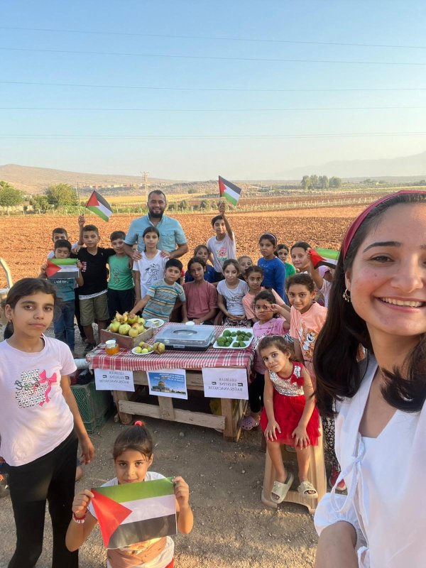 Savaşta katledilen akranları için annelerinin yaptıkları yiyecekleri satan minikler gönülleri fethettiler (Fotoğraflı) Mehmet İhsan Çakar HATAY (İHA) - Hatay’da bir grup ilkokul öğrencisi, İsrail’in saldırılarında katledilen ve zor günler geçiren Gazzeli çocuklara destek olmak için annelerinin yaptıklarını mahallede yaşayan vatandaşlara sattılar ve 4 bin TL para toplamayı başardılar. Parayı Gazze’de zulme uğrayan insanlara gönderen çocuklar, yaptıklarıyla gönülleri fethettiler. Kırıkhan ilçesi İncirli Mahallesi’nde görev yapan öğretmen Melahat Ayaz ile cami imamı Mustafa Demir, Filistin'in Gazze şehrinde zalim İsrail'in saldırılarına uğrayan insanlar için yürekleri ısıtan etkinlik düzenlendi. Mahallede yaşayan vatandaşların imece usulüyle evlerinde yaptıkları yiyecekler ve içecekler, mahalle girişine tezgah açılarak çocuklar tarafından satılmaya başladı. Mahallenin cami imamı Demir ile öğretmeni Ayaz kontrolünde, çocukların ellerinde Filistin bayraklarıyla gerçekleştirdikleri satışta 4 bin TL para toplandı. Mahallede yaşayan çocuklarla birlikte yapılan etkinlikte toplanan 4 bin TL, bir yardım kuruluşu tarafından Gazze şehrindeki çocuklara ulaşması için yola çıktı. Görev yaptıkları mahalledeki çocuklara merhameti aşılayan imam Demir ile öğretmen Melahat ve çocukları yaptıkları davranışla gönülleri fethettiler.